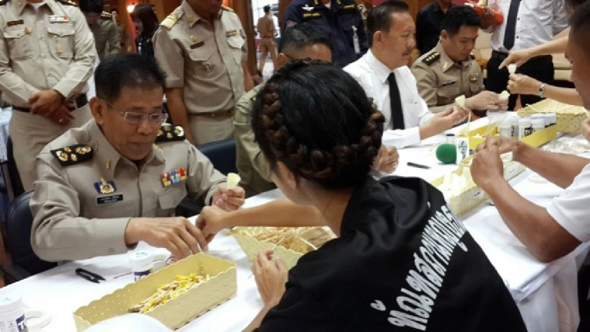 ผู้คุม-นักโทษ ร่วมประดิษฐ์ดอกไม้จันทน์ ผู้คุม-นักโทษ ร่วมประดิษฐ์ดอกไม้จันทน์