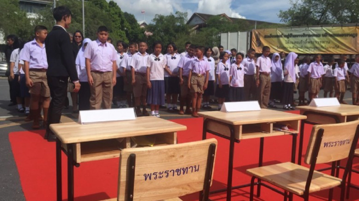 ส่งมอบโต๊ะเก้าอี้พระราชทานให้นร.-ครูใน10จ.ภาคใต้