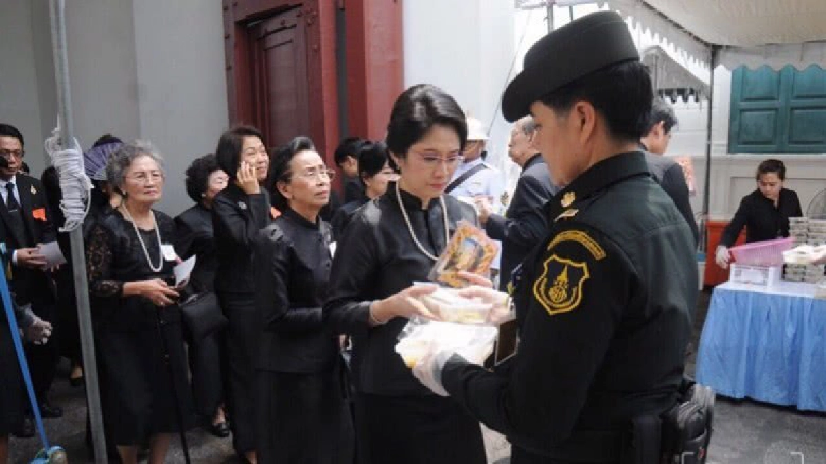 ในหลวงพระราชทานอาหาร-น้ำดื่ม แก่พสกนิกรหลังกราบพระบรมศพ