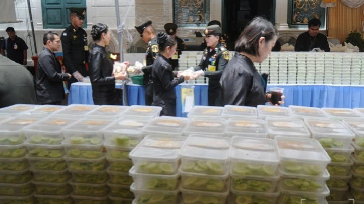 พระราชทานอาหารวันละ 3 มื้อ พระราชทานอาหารวันละ 3 มื้อ