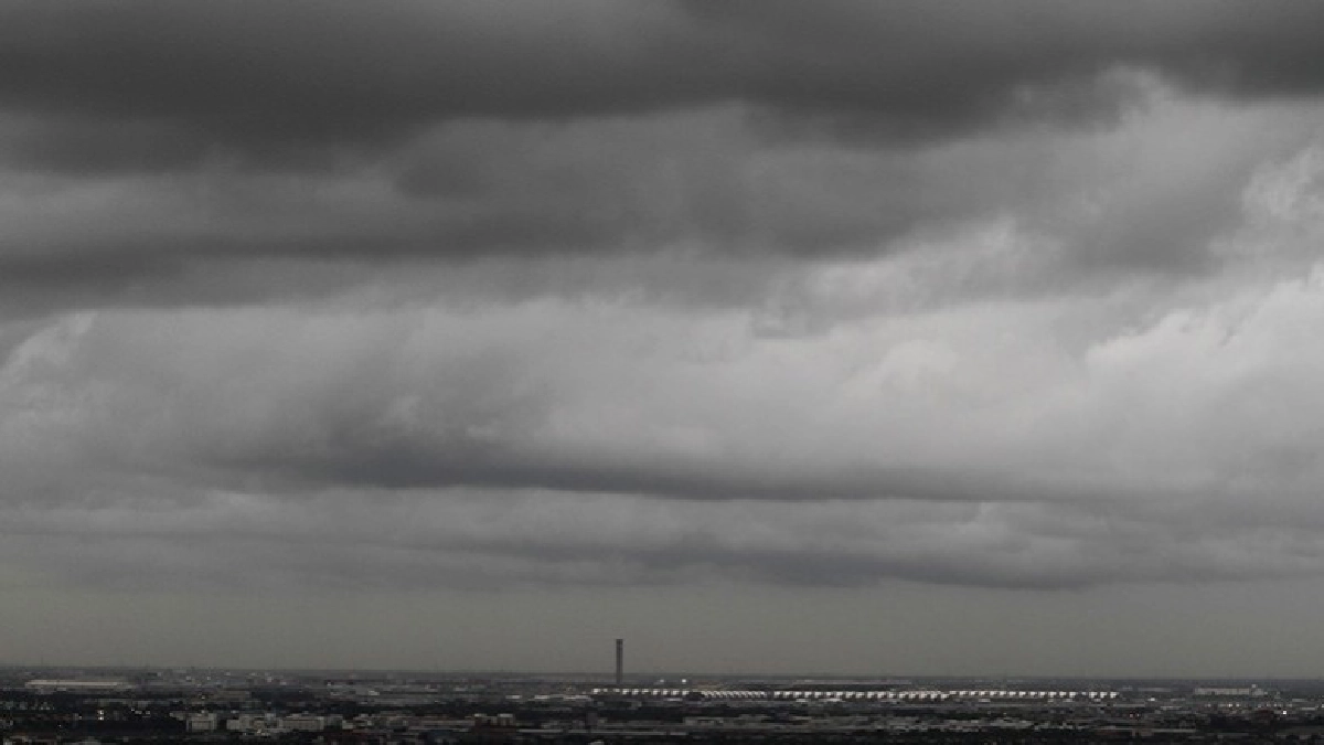 เมฆฝนกลุ่มใหญ่ปกคลุมบริเวณสนามบินสุวรรณภูมิ เมฆฝนกลุ่มใหญ่ปกคลุมบริเวณสนามบินสุวรรณภูมิ