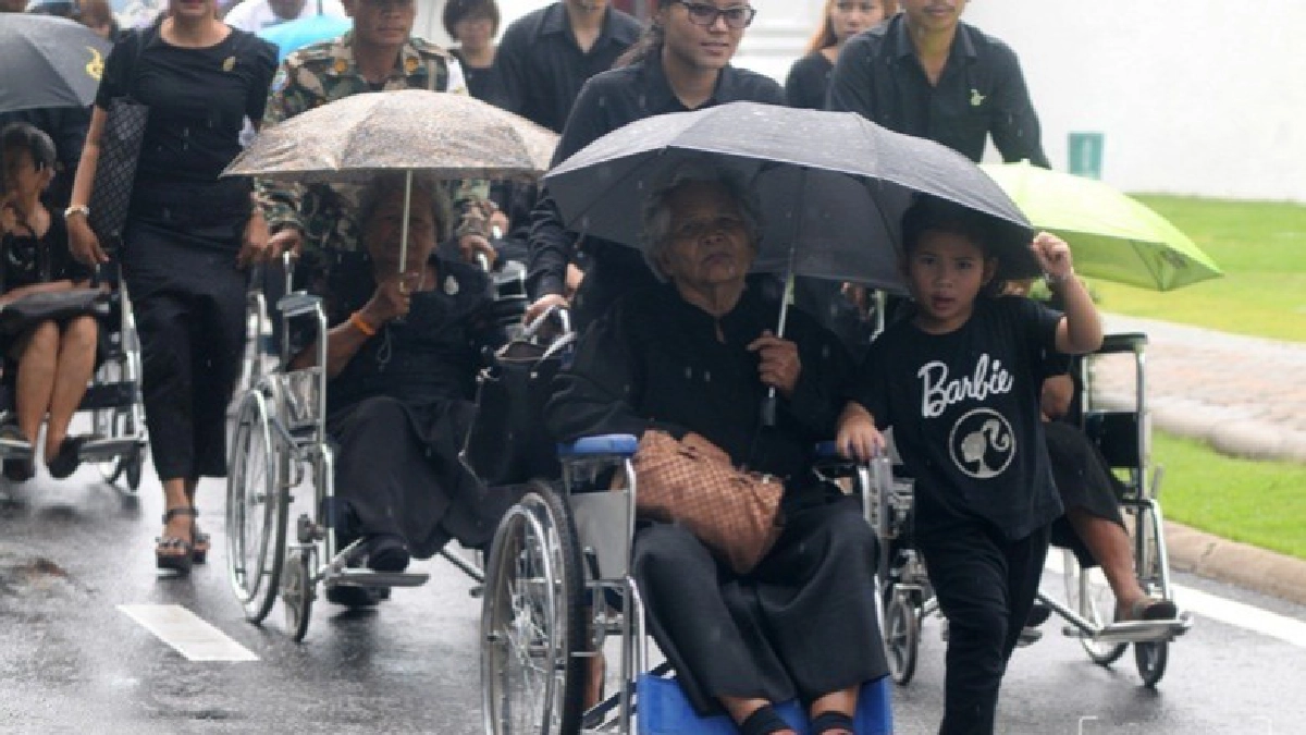 ประชาชนสู้ฝนต่อแถวรอสักการะพระบรมศพ ประชาชนสู้ฝนต่อแถวรอสักการะพระบรมศพ