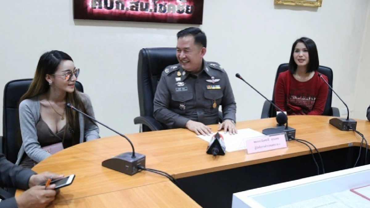 เคลียร์ไม่ลง!สาวมาสด้าลั่นฟ้องสาวฮอนด้าชนท้ายแล้วด่ายับ เคลียร์ไม่ลง!สาวมาสด้าลั่นฟ้องสาวฮอนด้าชนท้ายแล้วด่ายับ