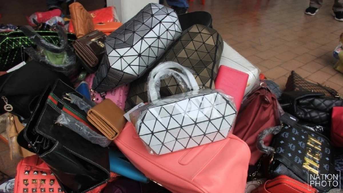 ยึดรองเท้า - กระเป๋า ละเมิดลิขสิทธิกลางเมืองหาดใหญ่ ยึดรองเท้า - กระเป๋า ละเมิดลิขสิทธิกลางเมืองหาดใหญ่