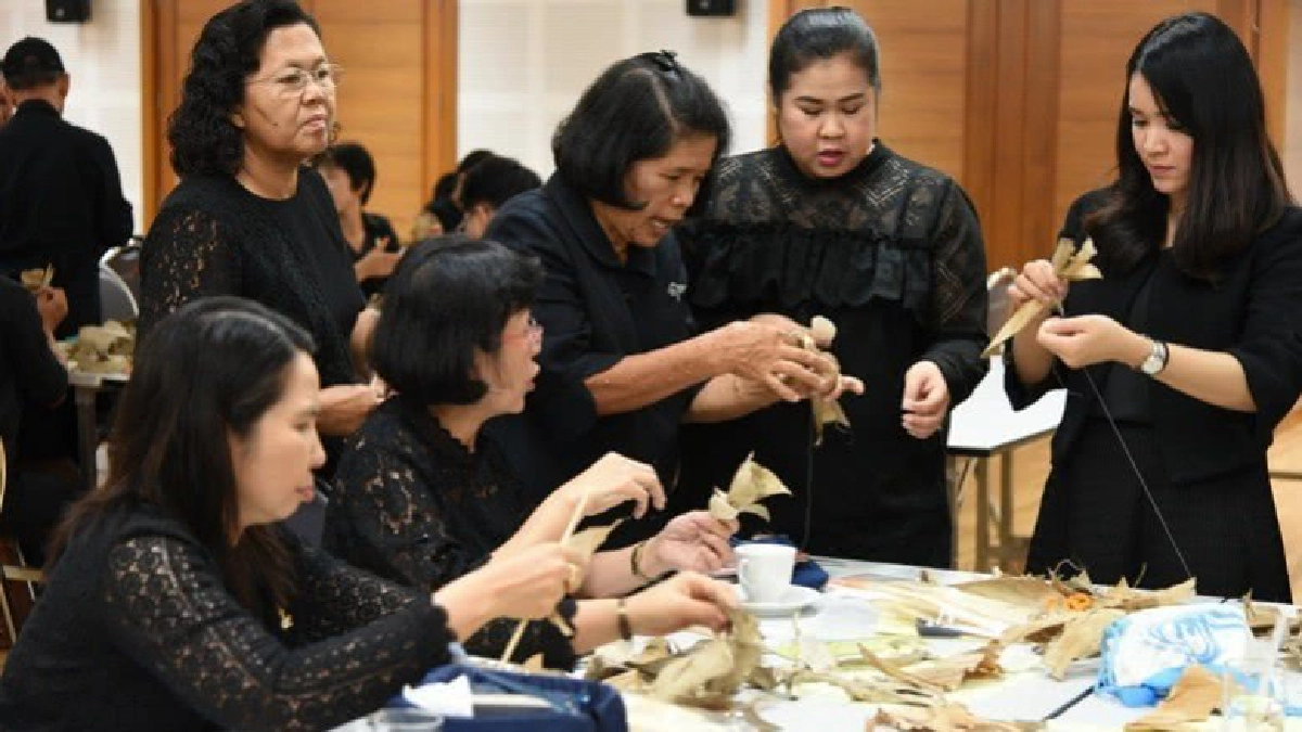 ประดิษฐ์ดอกไม้จันทน์อย่างง่าย 