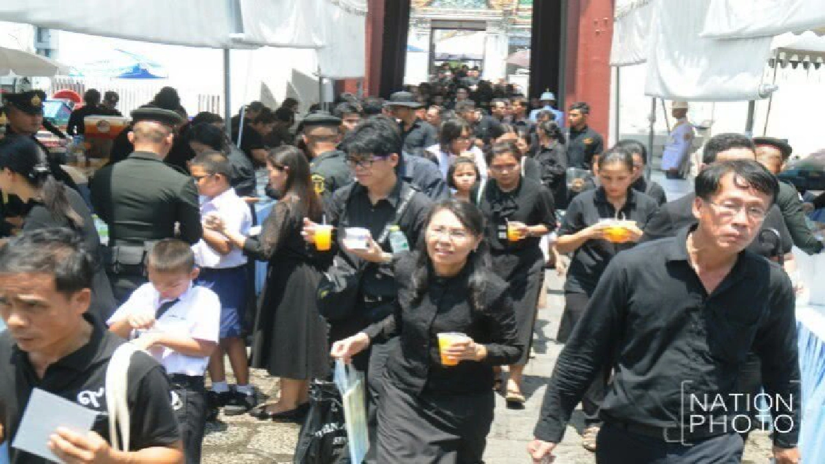 สมเด็จพระเจ้าอยู่หัวพระราชทานอาหารผู้มากราบพระบรมศพ