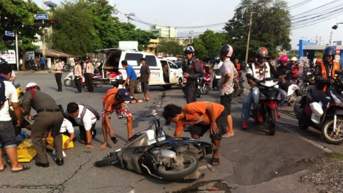 2นร.ซ้อนวินจยย.ถูกรถพ่วงเฉี่ยวชนคนขี่เจ็บสาหัส 