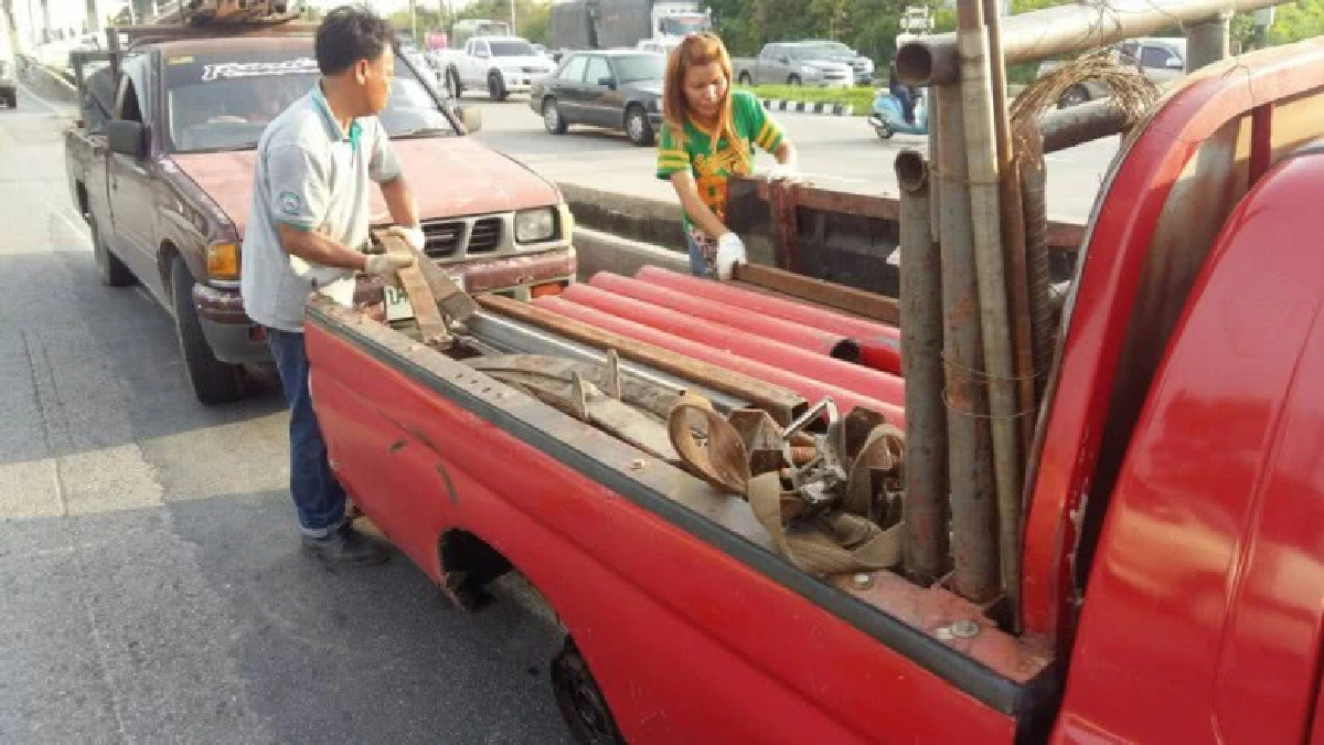 นายทหาร-แฟนสาวเฉียดตาย! กระบะบรรทุกเหล็กเพลา-ล้อหลุดร่วงใส่ นายทหาร-แฟนสาวเฉียดตาย! กระบะบรรทุกเหล็กเพลา-ล้อหลุดร่วงใส่
