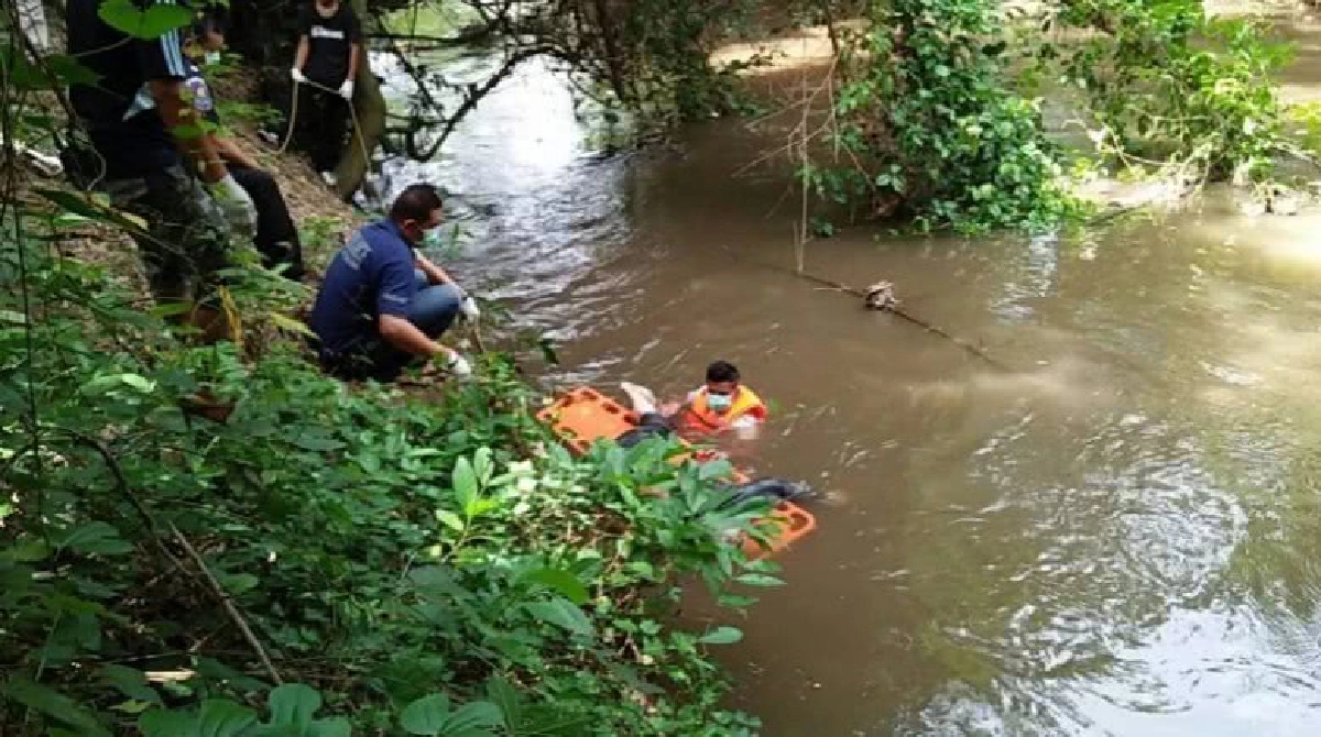 ชาวบ้านผงะพบศพลอยน้ำลำตะคอง ขณะไปเก็บผักในสวนริมคลอง ชาวบ้านผงะพบศพลอยน้ำลำตะคอง ขณะไปเก็บผักในสวนริมคลอง