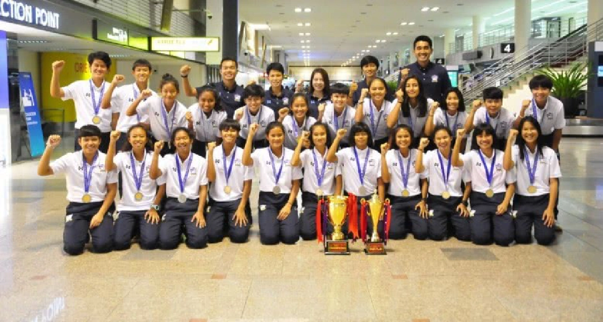 แข้งสาวยู15 หอบถ้วยแชมป์ กลับถึงไทย  