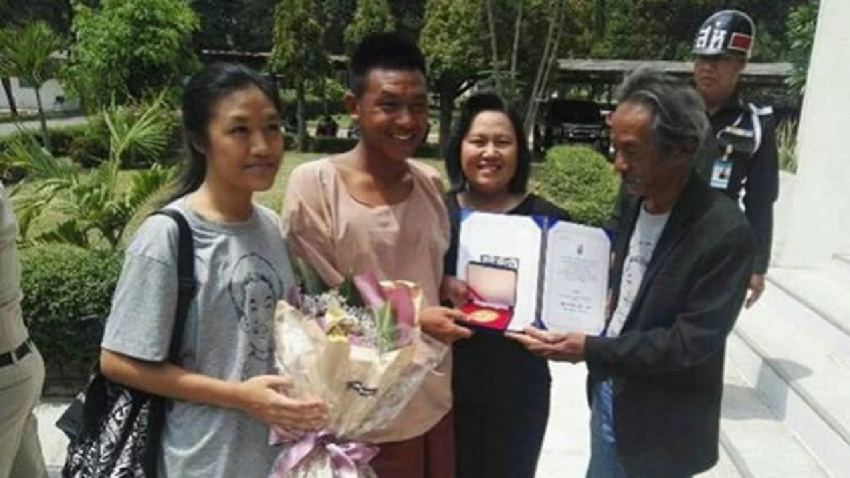 ส่งรางวัล "กวางจู" ถึงมือ "ไผ่ ดาวดิน" แล้ว ส่งรางวัล "กวางจู" ถึงมือ "ไผ่ ดาวดิน" แล้ว