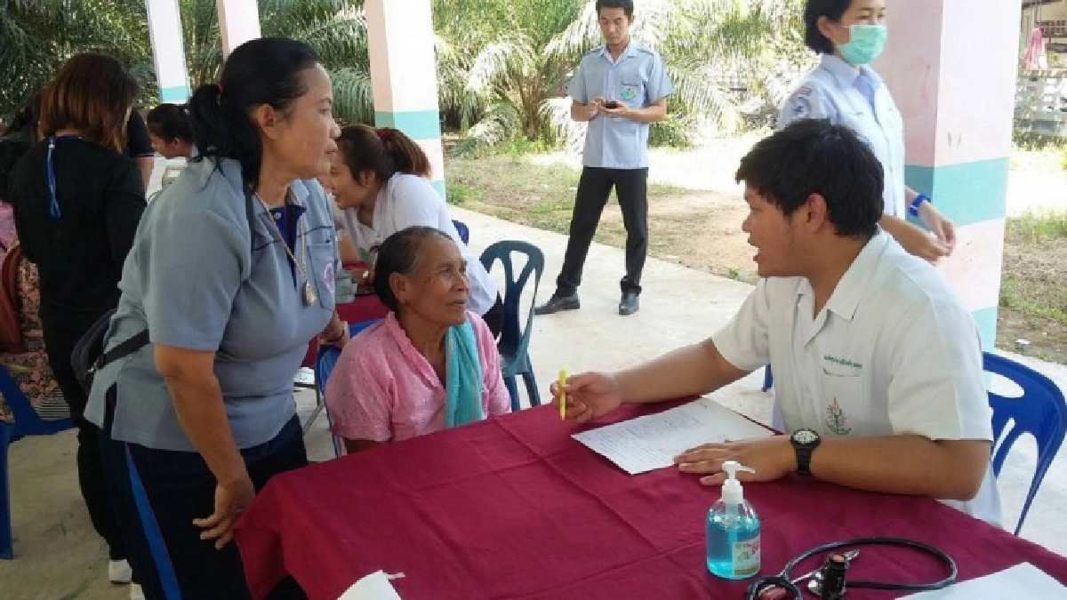 แพทย์ทำงานหนัก!!! บางพื้นที่"แพทย์1คน: ปชช.1หมื่น แพทย์ทำงานหนัก!!! บางพื้นที่"แพทย์1คน: ปชช.1หมื่น