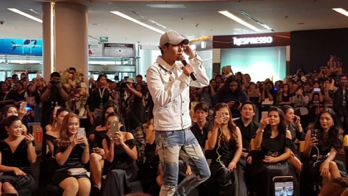 ‘ผลิตห้างแตก’ ยังไม่จบ ‘เป๊ก’ โปรยเสน่ห์สาวกรี๊ดสลบ!!(คลิป) ‘ผลิตห้างแตก’ ยังไม่จบ ‘เป๊ก’ โปรยเสน่ห์สาวกรี๊ดสลบ!!(คลิป)