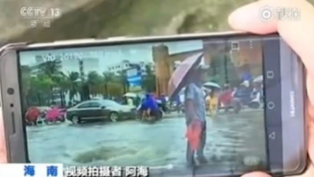 ไลค์ !! ชายชราจีนยืนกลางฝนกันคนตกท่อ ไลค์ !! ชายชราจีนยืนกลางฝนกันคนตกท่อ