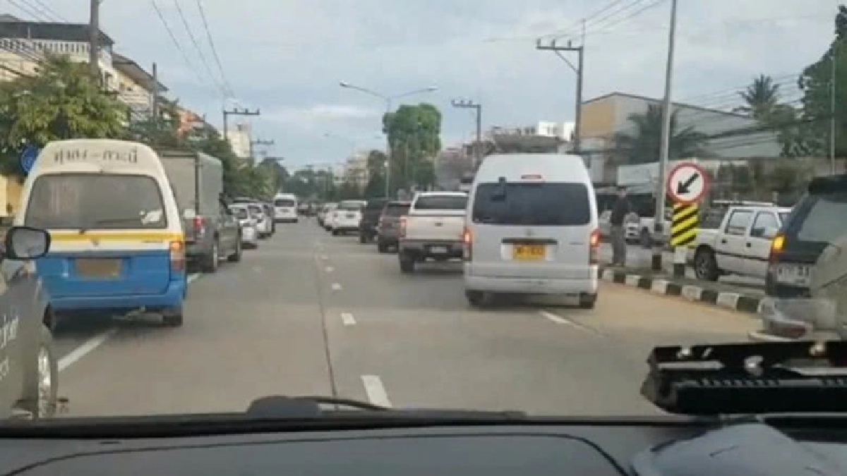 น้ำใจชาวกระบี่ !! เปิดทางรถฉุกเฉินช่วยผู้บาดเจ็บ