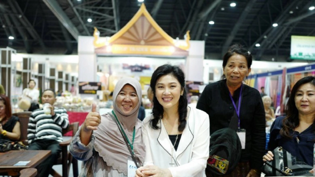 "ยิ่งลักษณ์"เยี่ยมชมงาน OTOP Midyear 2017