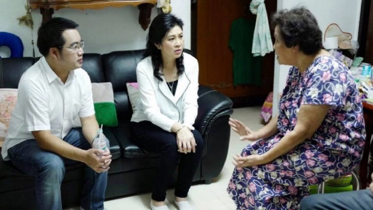 "ยิ่งลักษณ์" เยี่ยมเหยื่อระเบิด "รพ.พระมงกุฎฯ"