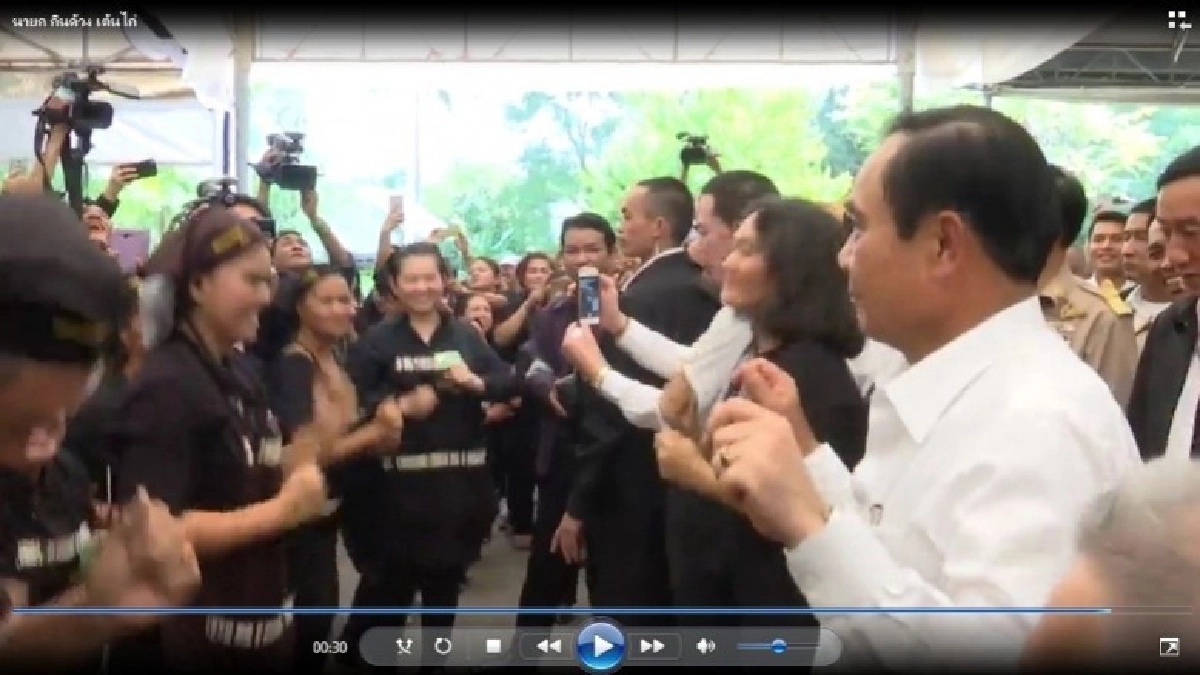 นายกฯเป็นคนตลก เต้นChicken Dance กลางตลาด (มีคลิป) นายกฯเป็นคนตลก เต้นChicken Dance กลางตลาด (มีคลิป)