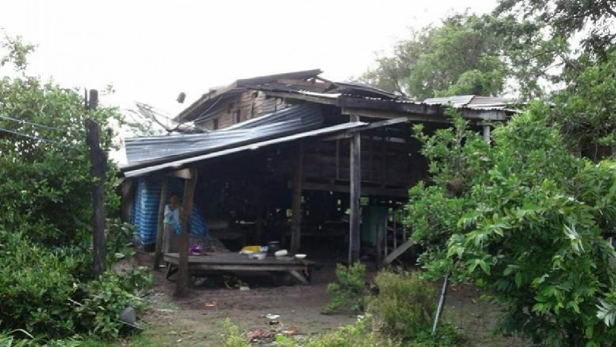 พายุถล่มบ้านเรือนเสียหายหลายสิบหลัง พายุถล่มบ้านเรือนเสียหายหลายสิบหลัง