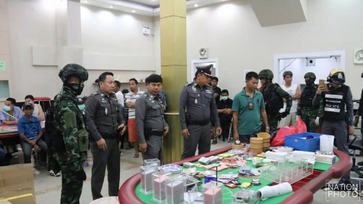 ทหารบุกจับบ่อนพนันย่านคู้บอนรวบนักเล่น74คนเงินสด4.5แสนบ. ทหารบุกจับบ่อนพนันย่านคู้บอนรวบนักเล่น74คนเงินสด4.5แสนบ.