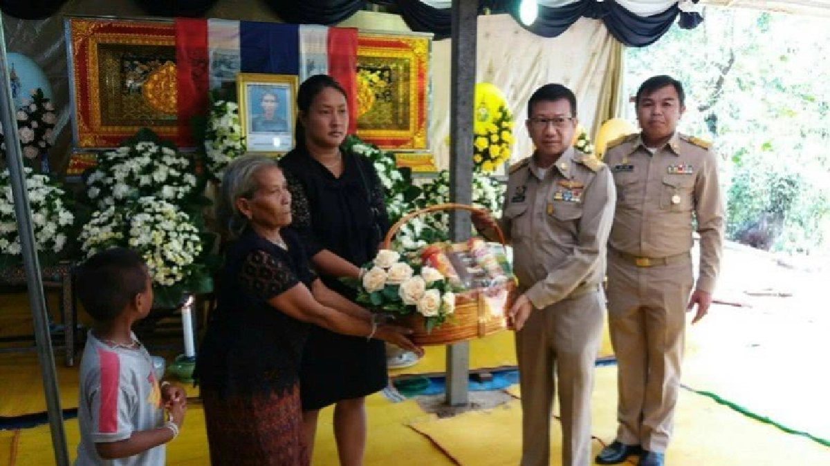 ร.10 พระราชทานกระเช้าแก่ญาติอาสาทหารพราน ร.10 พระราชทานกระเช้าแก่ญาติอาสาทหารพราน