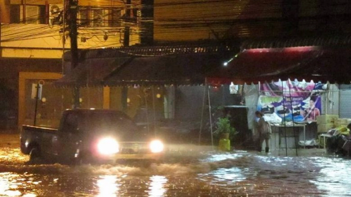 นครพนมฝนตกหนักสุดรอบ10ปีเทศบาลเร่งระบาย นครพนมฝนตกหนักสุดรอบ10ปีเทศบาลเร่งระบาย
