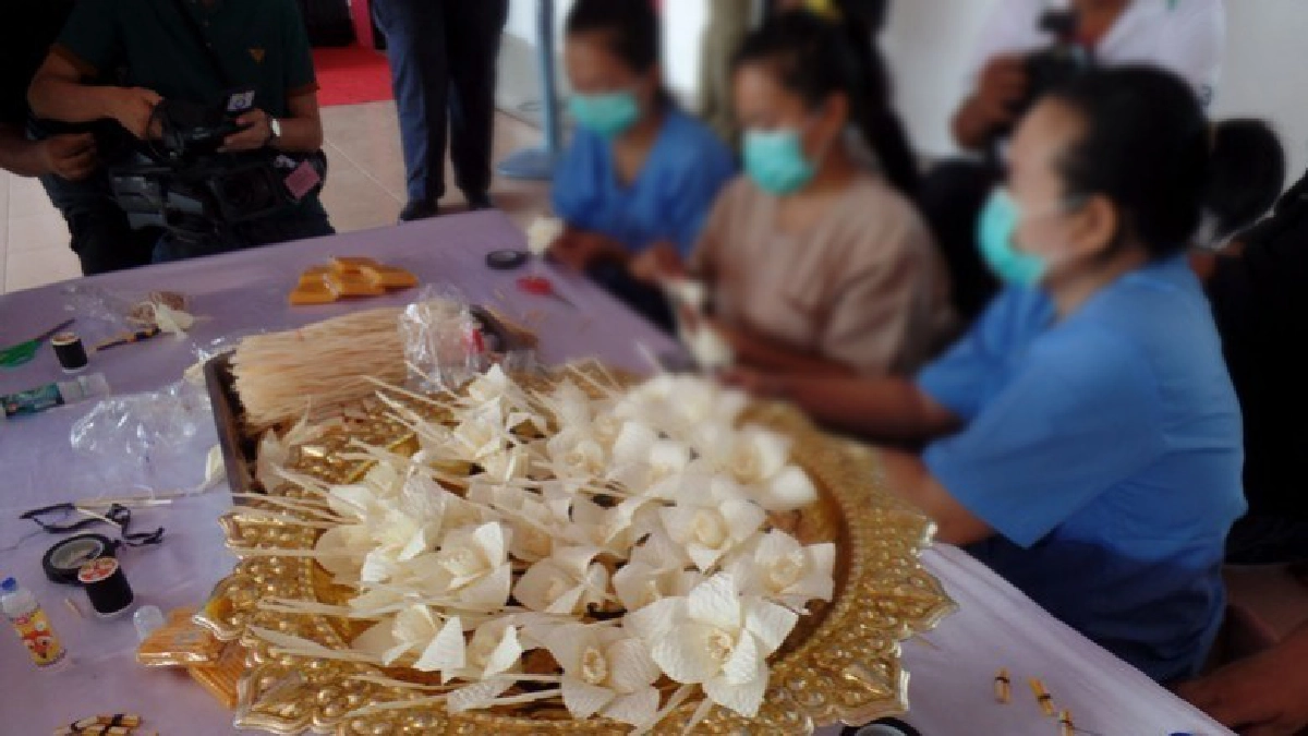 เรือนจำคลองด่านสอนผู้ต้องขังหญิงทำดอกไม้จันทน์ เรือนจำคลองด่านสอนผู้ต้องขังหญิงทำดอกไม้จันทน์