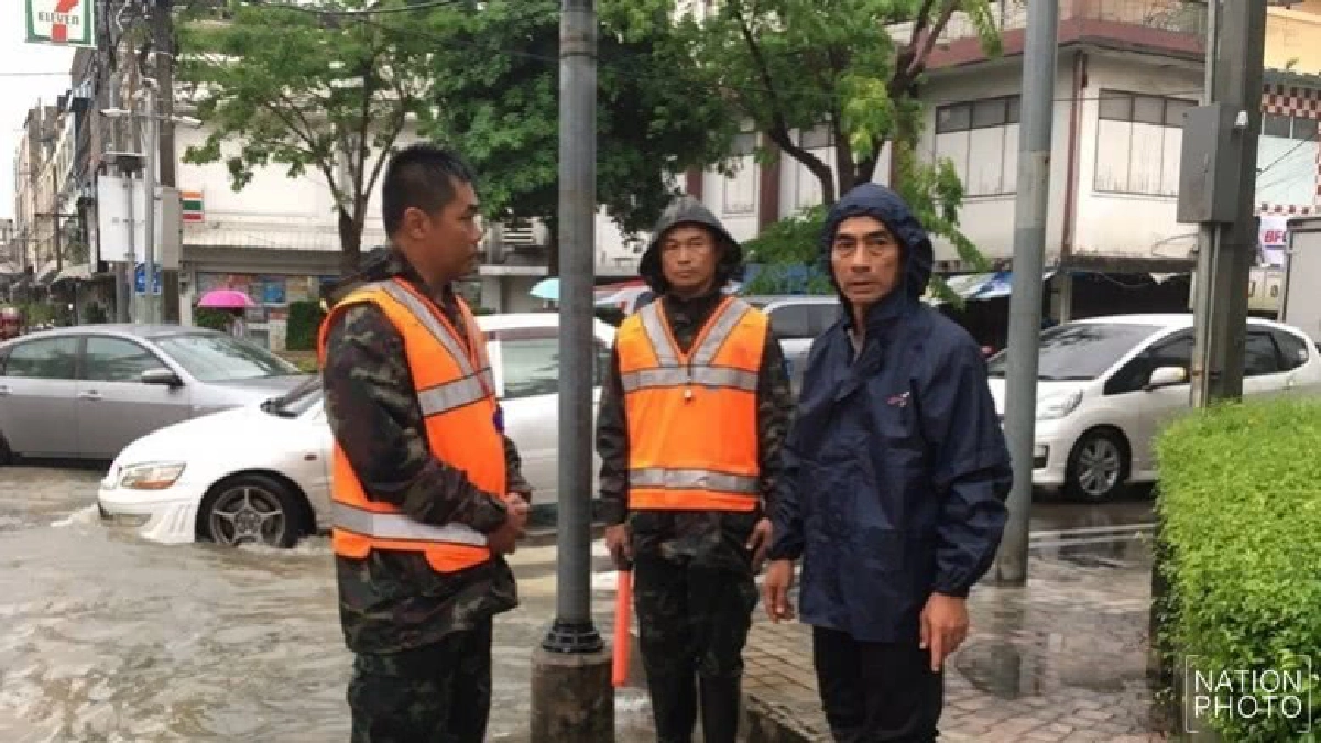 "ผบ.พล.ม.2 รอ. "สั่งกำลังพลช่วยปชช.น้ำท่วมขัง 