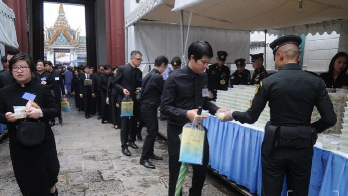 ที่หน้าประตูสรีสุนทรมีอาหารพระราชทานทุกวัน ที่หน้าประตูสรีสุนทรมีอาหารพระราชทานทุกวัน