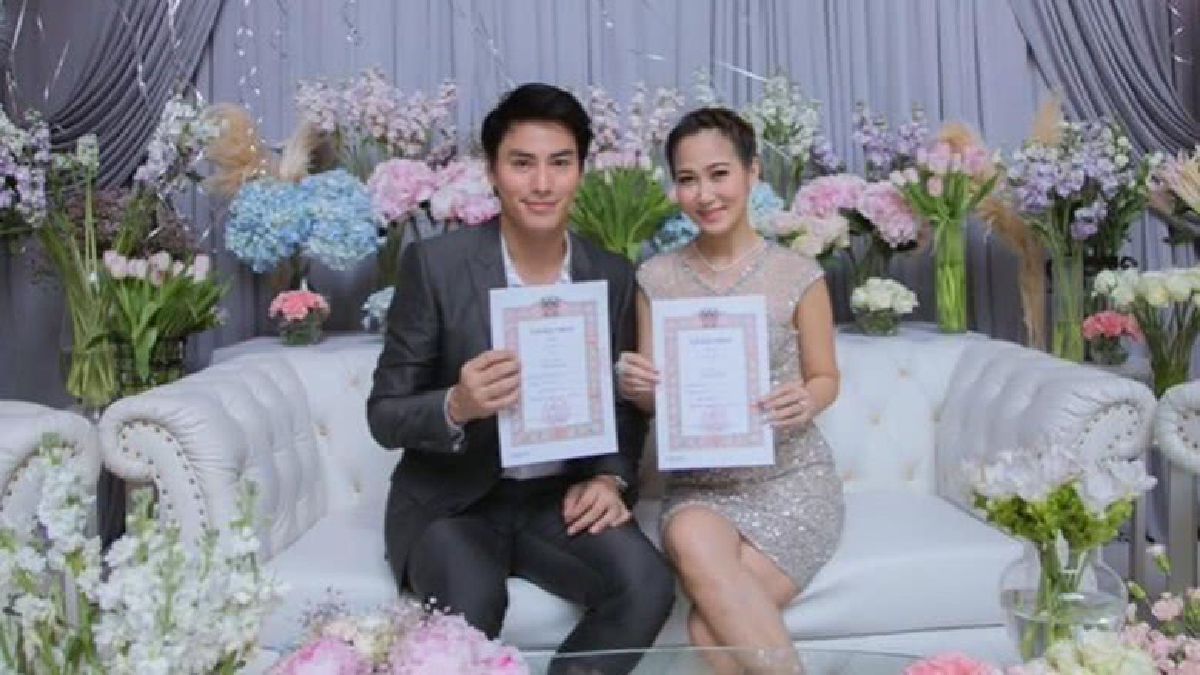 ฤกษ์ดี ! ‘นาวิน ต้าร์’ ควง ‘น้ำหวาน’ จดทะเบียนสมรสแล้ว(คลิป) ฤกษ์ดี ! ‘นาวิน ต้าร์’ ควง ‘น้ำหวาน’ จดทะเบียนสมรสแล้ว(คลิป)