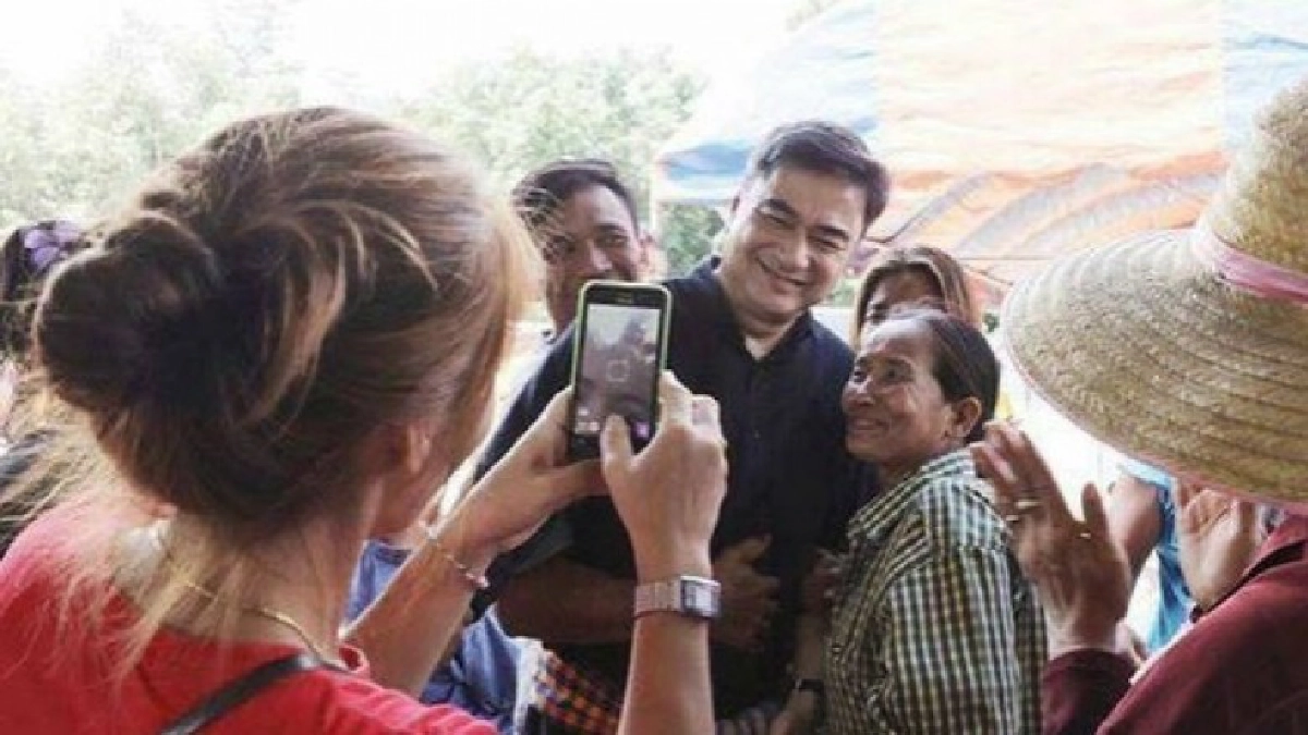 "พี่มาร์ค" ช่วยชาวบ้าน ที่สุโขทัย หลังเจอภัยน้ำท่วม "พี่มาร์ค" ช่วยชาวบ้าน ที่สุโขทัย หลังเจอภัยน้ำท่วม