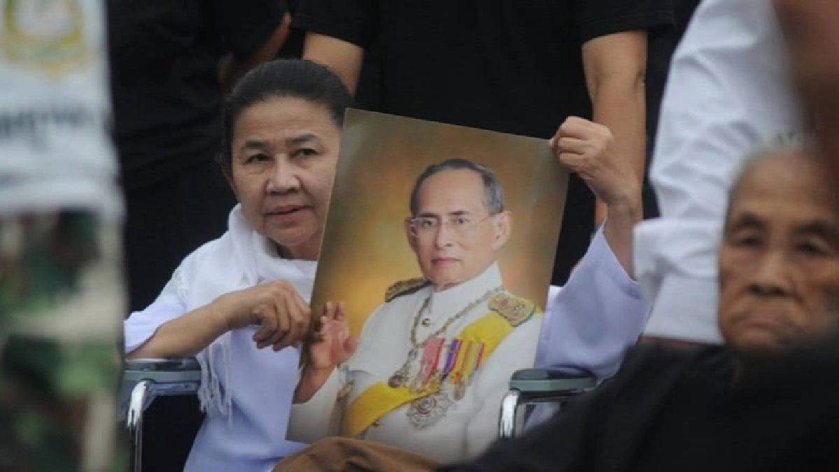 ประชาชนเรือนหมื่นกราบพระบรมศพ ประชาชนเรือนหมื่นกราบพระบรมศพ