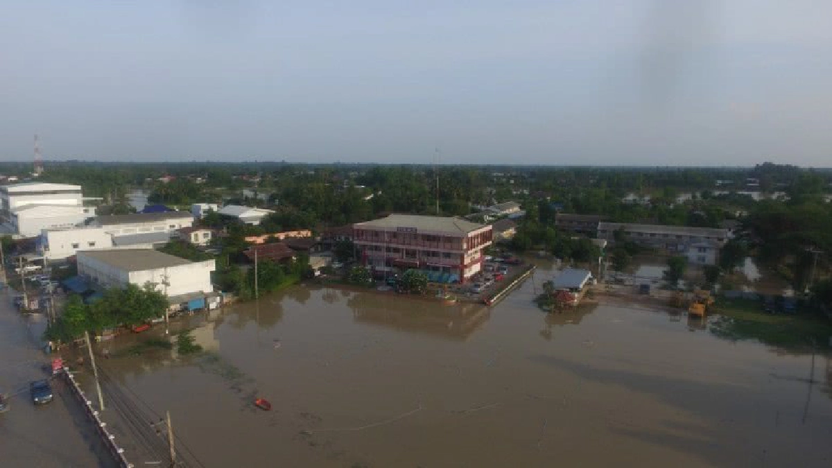 กรมชลฯ เร่งระบายน้ำที่ท่วมขังพื้นที่อ.คีรีมาศ และทุ่งบางระกำ