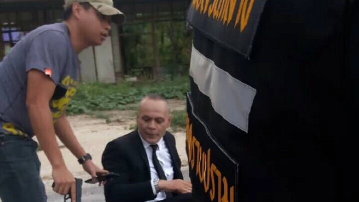 HOT !! ภาพชุดปฏิบัติการ บุกค้นรถยนต์ อดีต ส.ส.ชาดา 