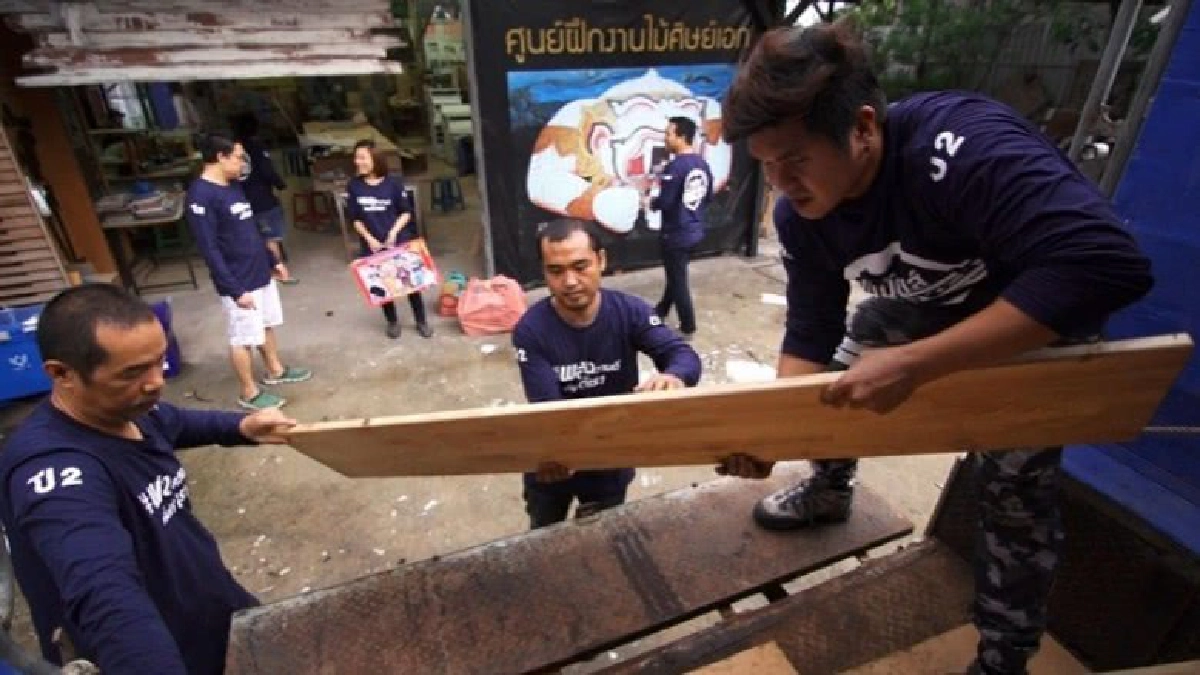 'กลุ่มช่างไม้จิตอาสาศิษย์เอก' 'กลุ่มช่างไม้จิตอาสาศิษย์เอก'