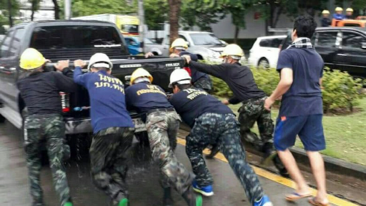 กองทัพไทย ช่วยเหลือประชาชน ประสบเหตุน้ำท่วมขัง 