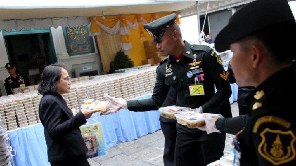 อาหารพระราชทานมีครบ 3 มื้อ อาหารพระราชทานมีครบ 3 มื้อ