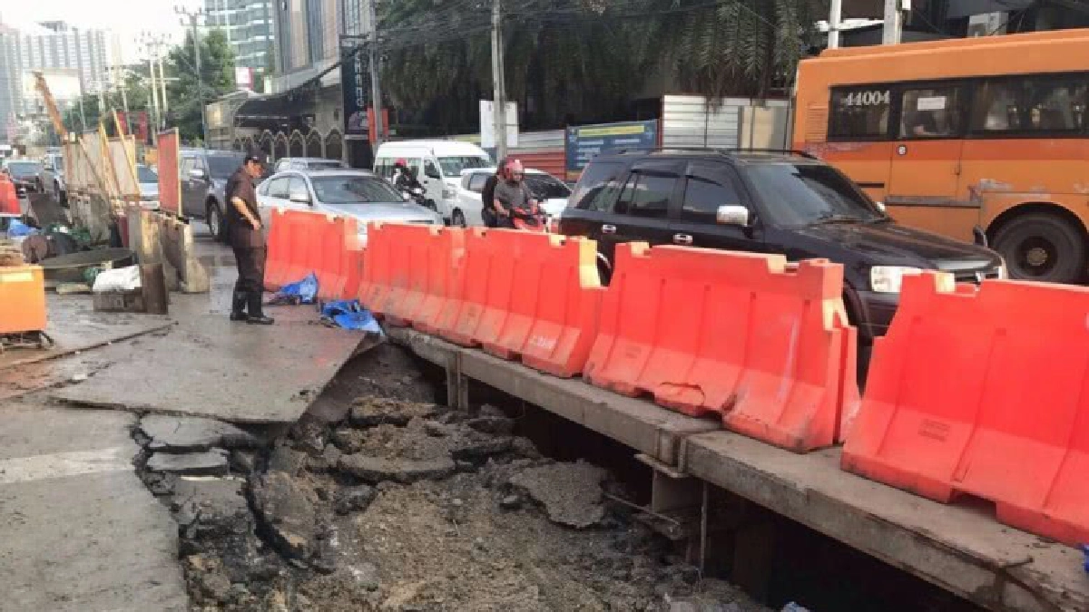 ถนนรัชดาฯใกล้แยกรัชโยธินทรุดตัวทำรถติดหนึบ ถนนรัชดาฯใกล้แยกรัชโยธินทรุดตัวทำรถติดหนึบ