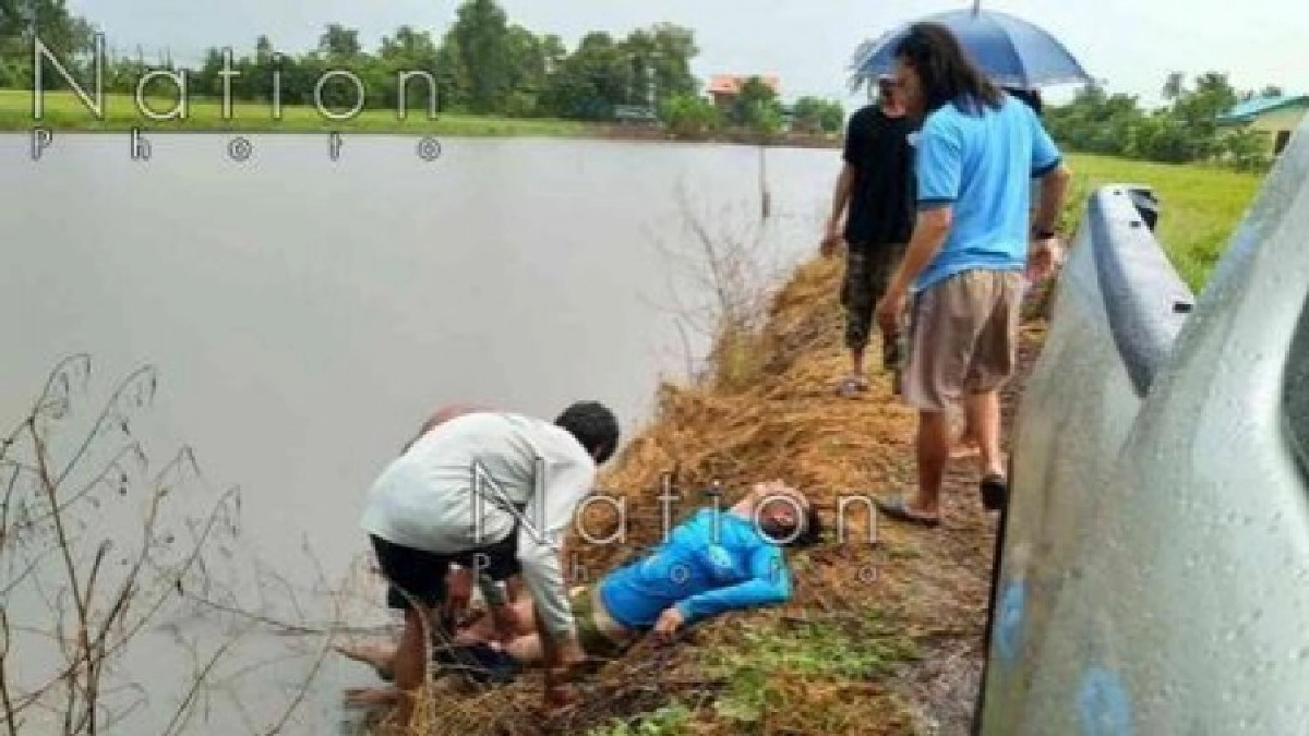 สุดซวย!!หนุ่มรับจ้างหว่านข้าวพกมือถือกลางทุ่งนาฟ้าผ่าสาหัส สุดซวย!!หนุ่มรับจ้างหว่านข้าวพกมือถือกลางทุ่งนาฟ้าผ่าสาหัส
