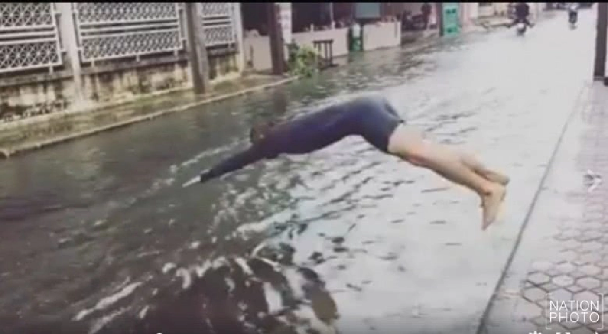ทำไปได้ !! เหตุเกิดระหว่าง...น้ำรอระบาย ทำไปได้ !! เหตุเกิดระหว่าง...น้ำรอระบาย