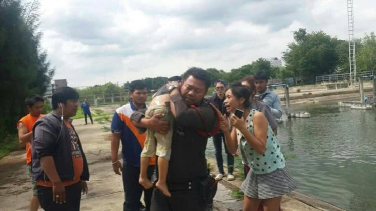 ตำรวจน้ำดีพึ่งผ่าตัดลืมเจ็บช่วยเด็กตกน้ำรอด !! ตำรวจน้ำดีพึ่งผ่าตัดลืมเจ็บช่วยเด็กตกน้ำรอด !!