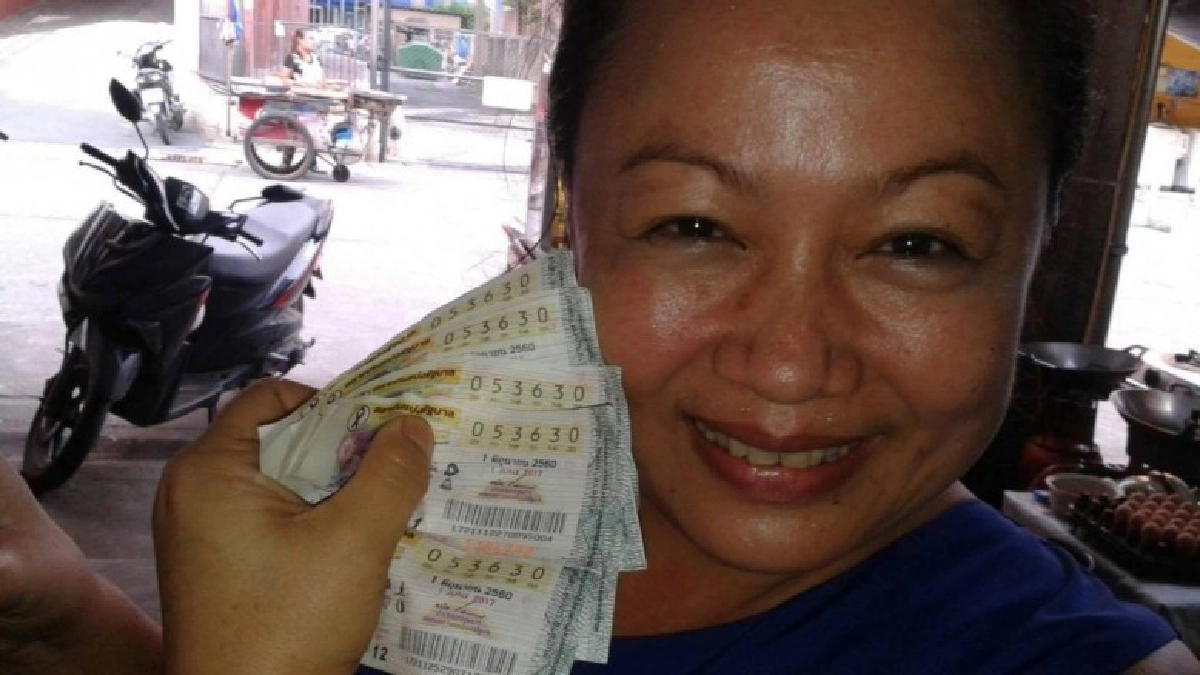 แม่ค้า โชคหล่นทับถูกรางวัลที่1รับ24 ล้าน !! แม่ค้า โชคหล่นทับถูกรางวัลที่1รับ24 ล้าน !!