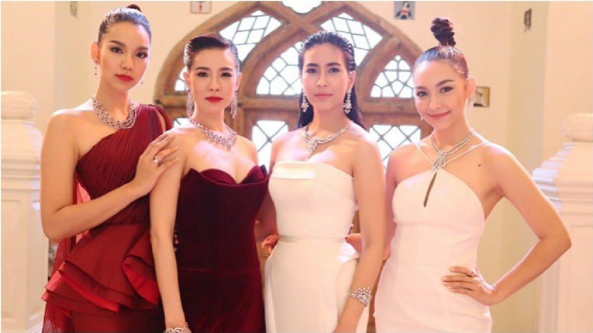 “จุ๋ย-คริส-คารีสา” เดินแฟชั่น “จุ๋ย-คริส-คารีสา” เดินแฟชั่น