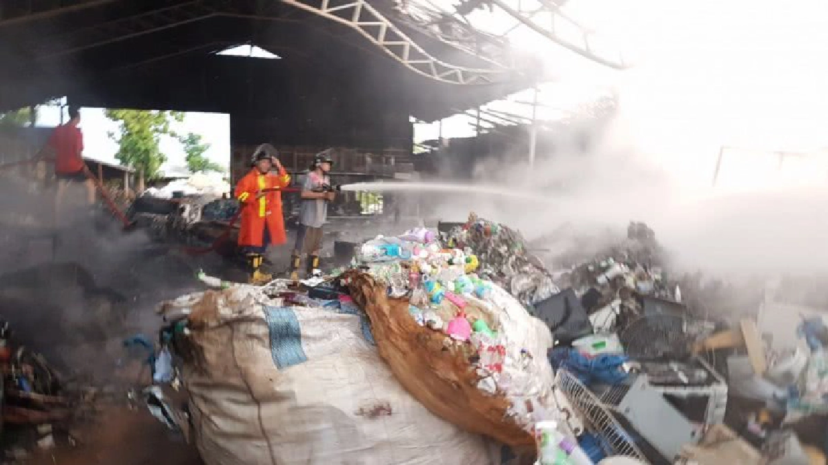 ฟ้าผ่าโรงงานรับซื้อของเก่าเสียหายนับล้านบาท
