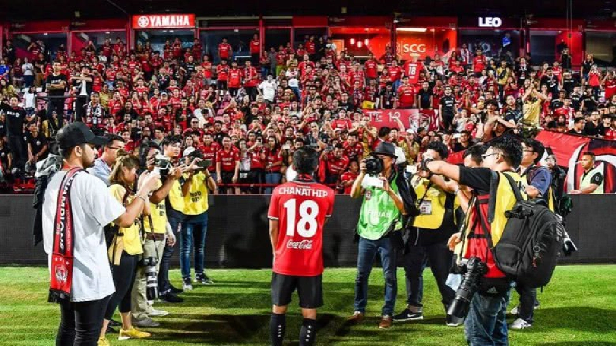 ชมบรรยากาศสุดซึ้งก่อน"ชนาธิป"ย้ายค้าแข้งญี่ปุ่น (มีคลิป) ชมบรรยากาศสุดซึ้งก่อน"ชนาธิป"ย้ายค้าแข้งญี่ปุ่น (มีคลิป)
