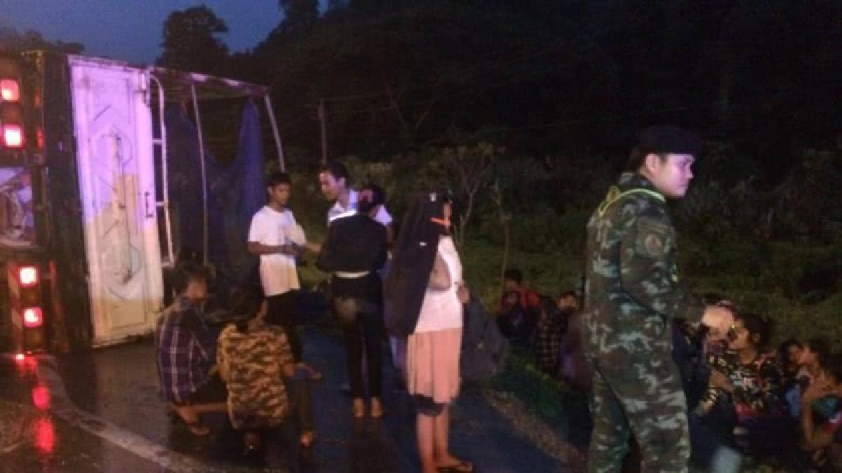 ระทึกสิบล้อขนแรงงานเถื่อนชนเสาไฟ พลิกเจ็บกว่า 30 ราย ระทึกสิบล้อขนแรงงานเถื่อนชนเสาไฟ พลิกเจ็บกว่า 30 ราย