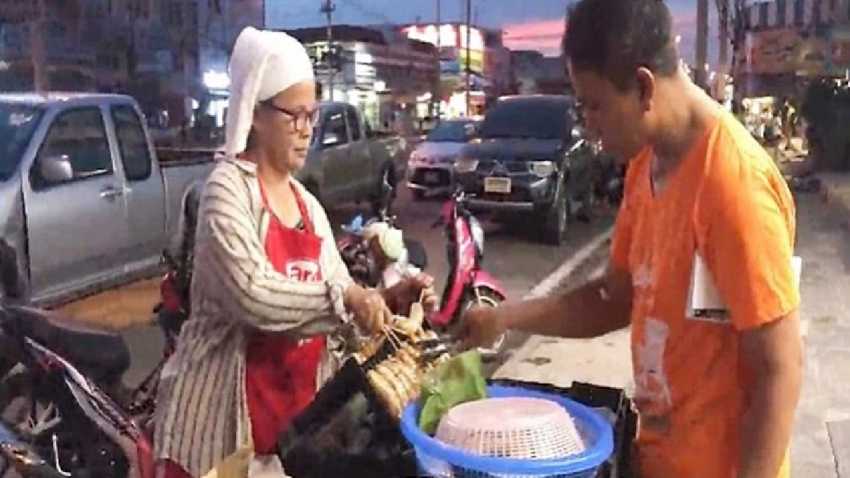“ไส้กรอกอีสาน”ขายดีรายได้งาม “ไส้กรอกอีสาน”ขายดีรายได้งาม