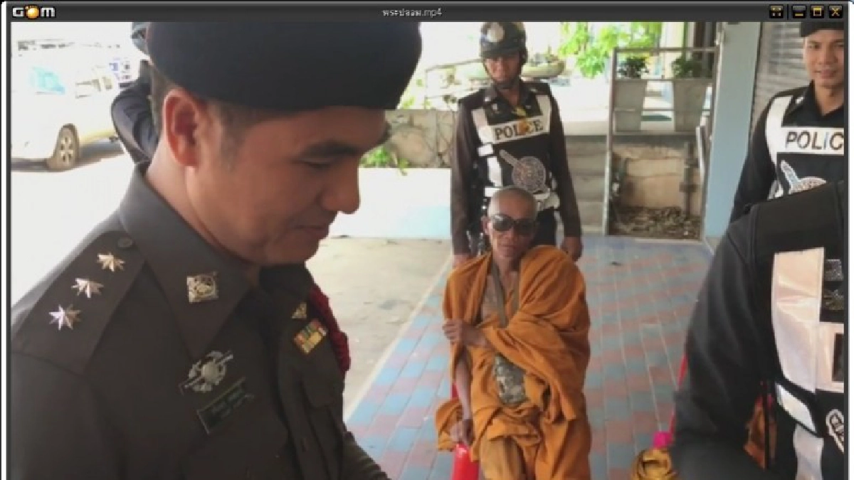 จับพระปลอมเมาสุรา ส่งกลิ่นหึ่ง จับพระปลอมเมาสุรา ส่งกลิ่นหึ่ง