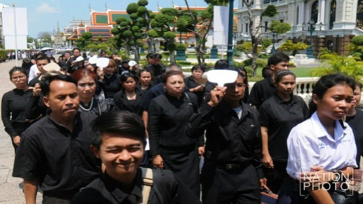 ประชาชนกราบพระบรมศพเนื่องแน่นทุกวัน ประชาชนกราบพระบรมศพเนื่องแน่นทุกวัน
