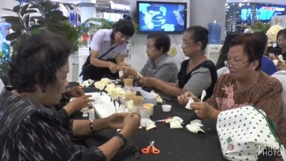 ชาวโคราชใช้ใบตองแห้งทำดอกไม้จันทน์ถวายพ่อ